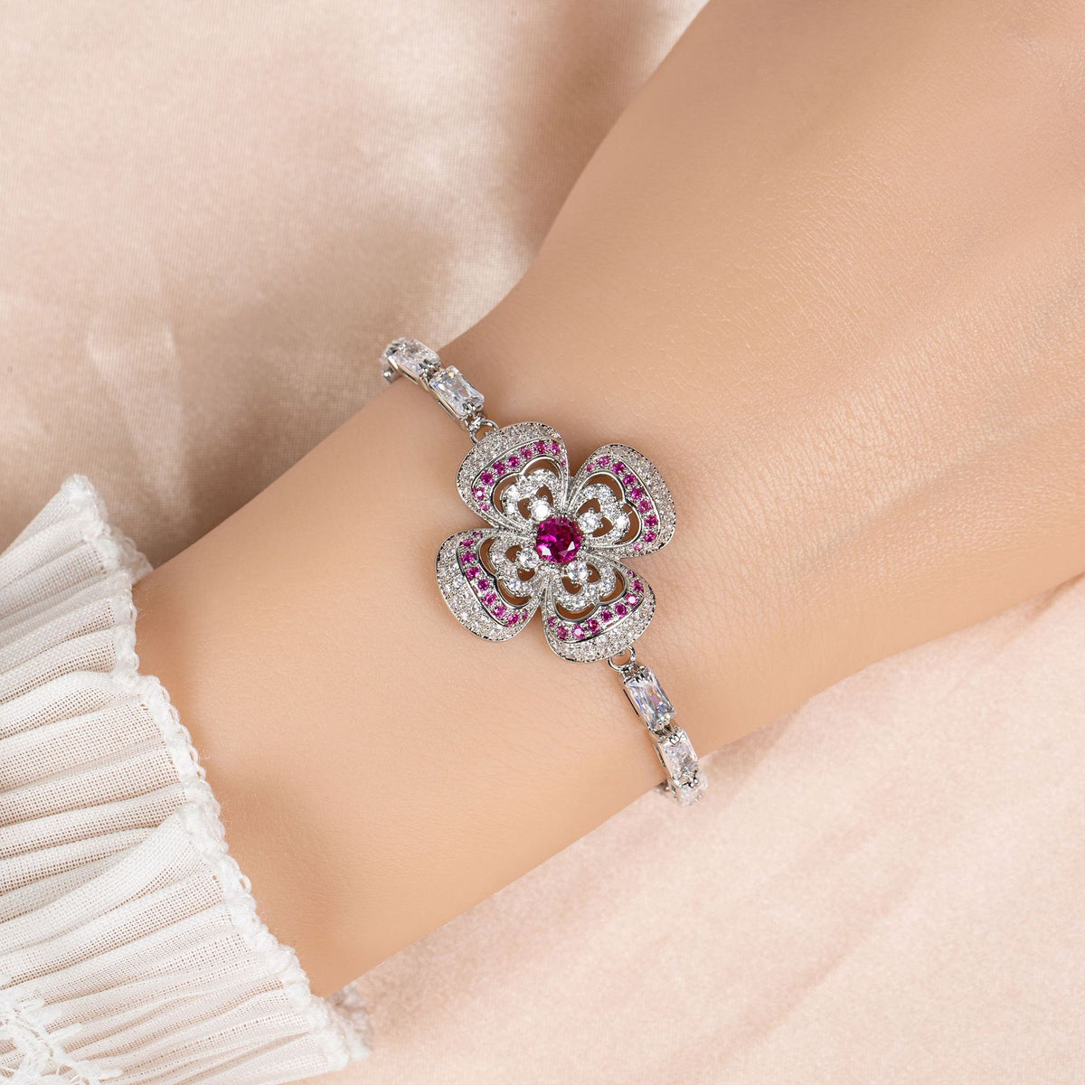 Zilveren armband met klavertjes