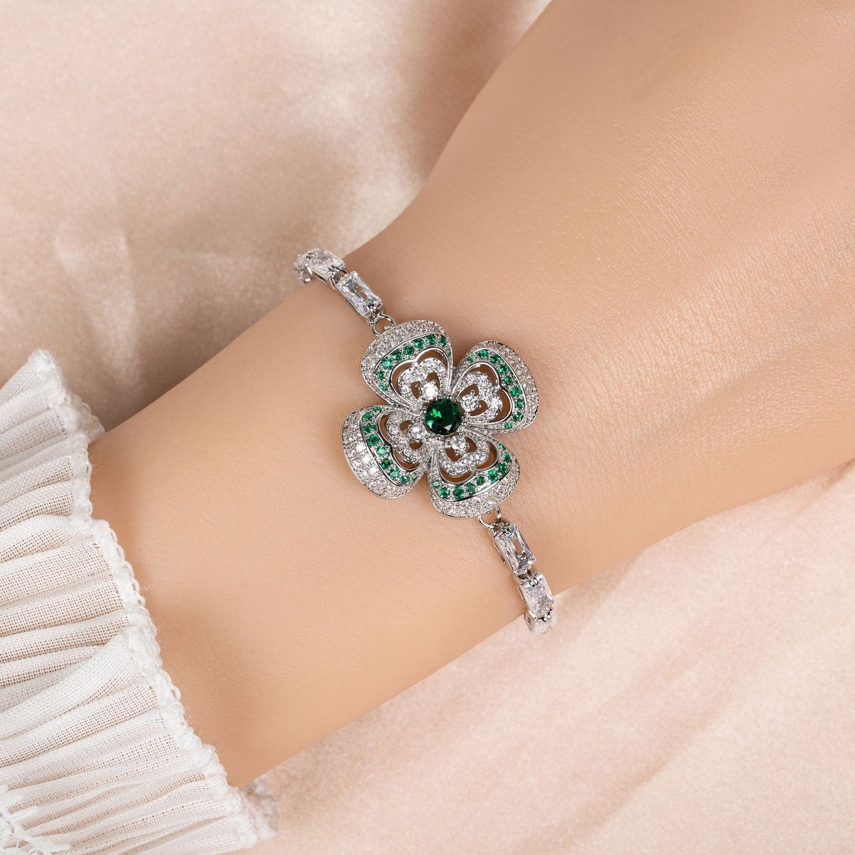 Zilveren armband met klavertjes