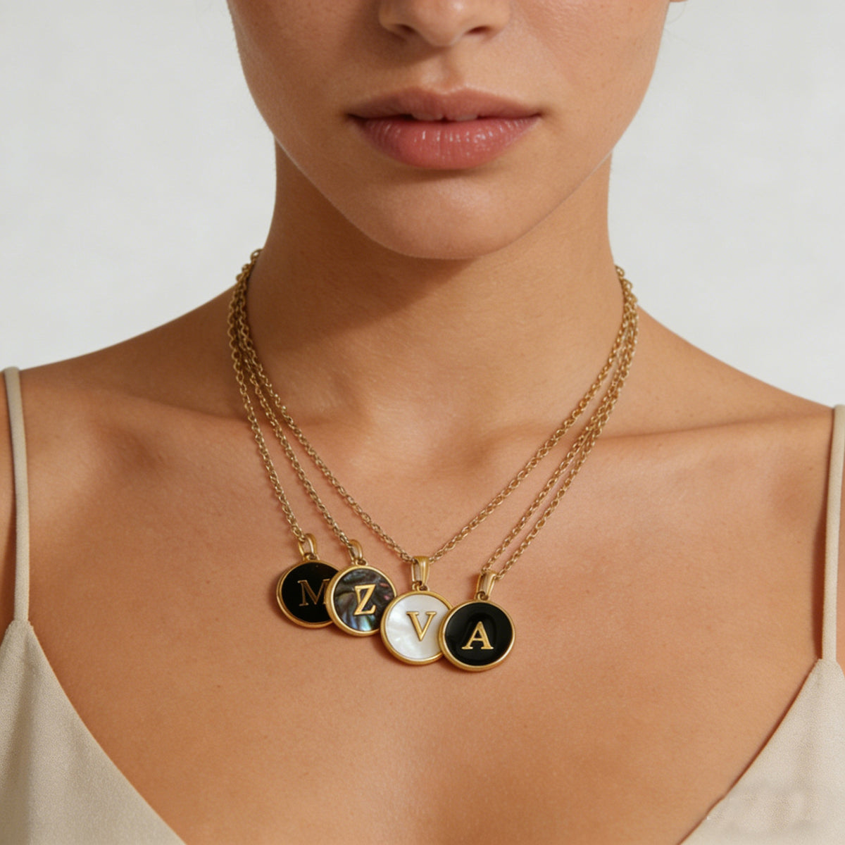 Initial ketting met schelp