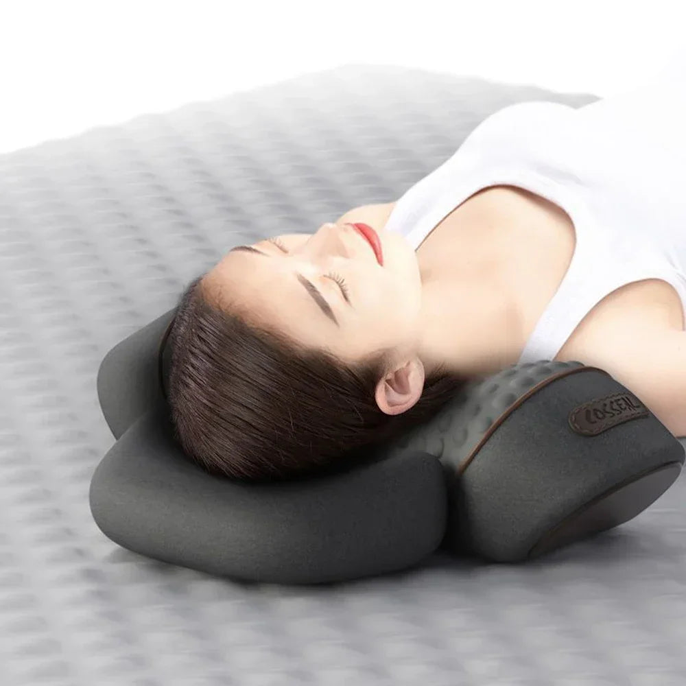 Vrouw ligt op haar rug met haar nek op het grijze nekmassagekussen