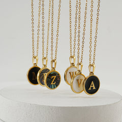 Initial ketting met schelp