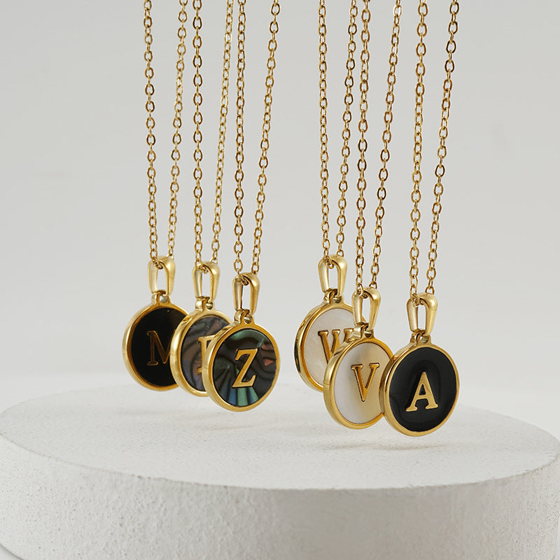 Initial ketting met schelp