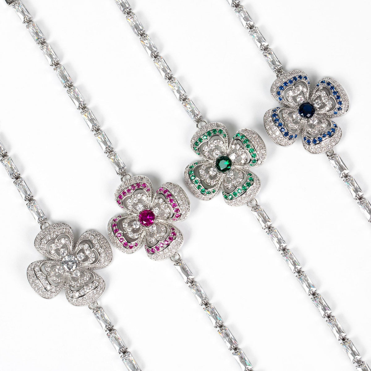 Zilveren armband met klavertjes
