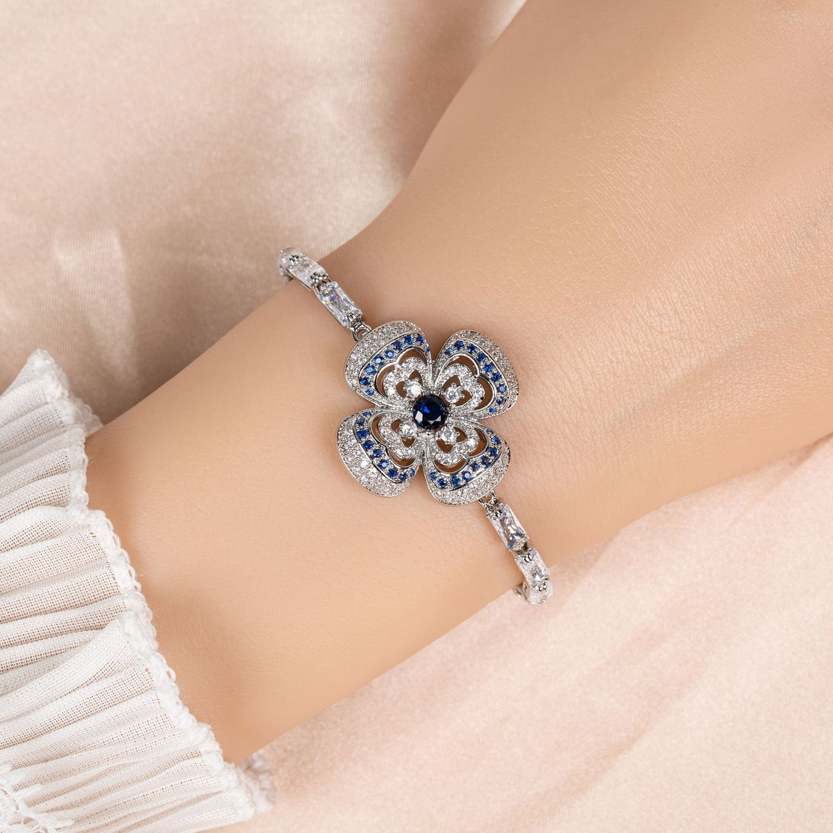 Zilveren armband met klavertjes